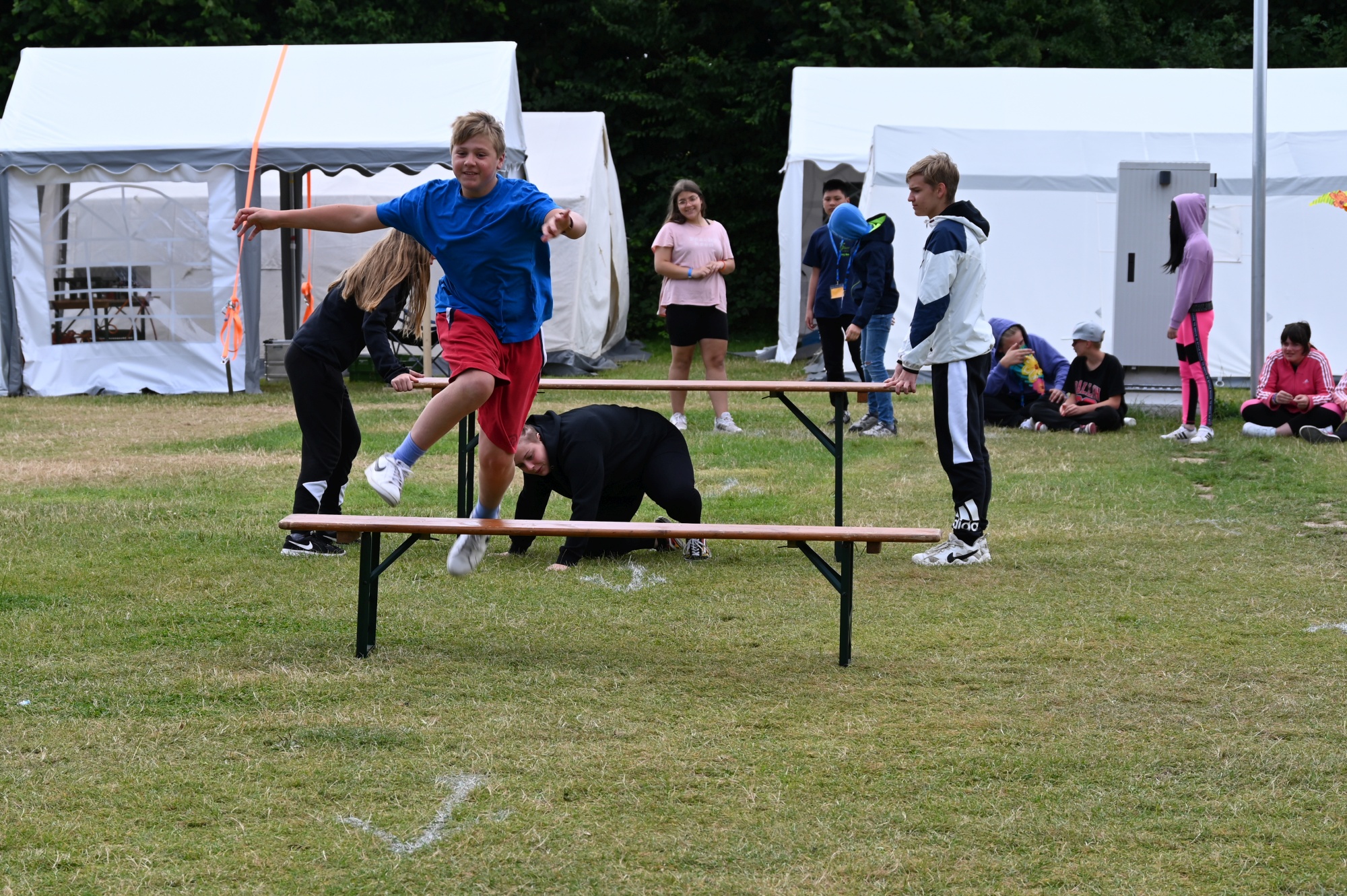 Das Bild zeigt Jugendliche im Lagerwettbewerb